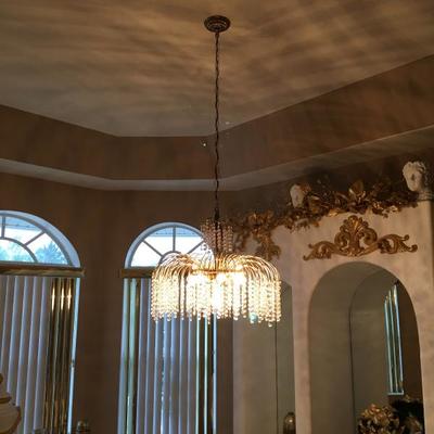 Grand Regency chandelier in excellent condition