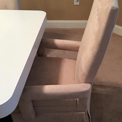 Contemporary dining table in excellent condition