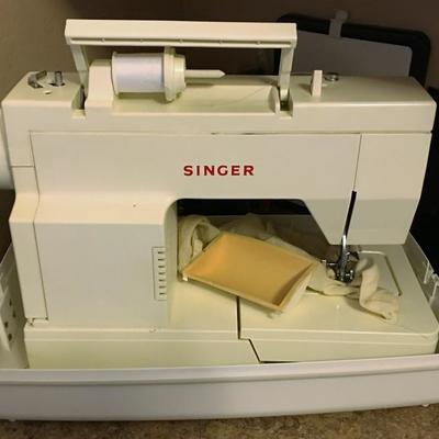 Singer Sewing Machine in excellent condition