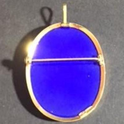 18K Gold Blue Agate Cameo in Excellent Condition (8.55 gram total)