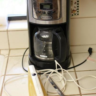 Lot 101: Coffee Maker & Electric Knife