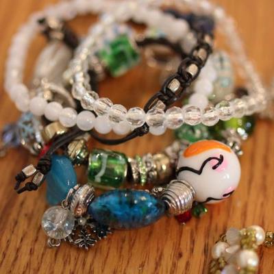 Lot 149: Jewelry - Bracelets