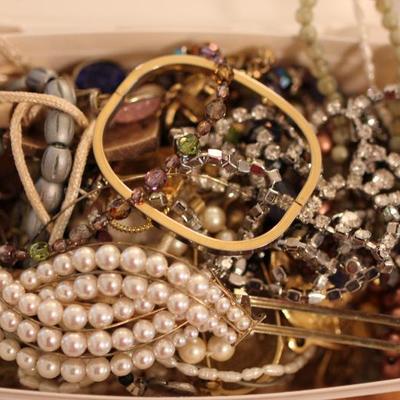 Lot 150: Jewelry - HUGE Misc Items