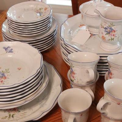 Lot 27: 39 Pieces of Mikasa French Countryside Blue Bouquet