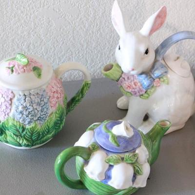 Lot 26: Easter Tea Pot Collectibles