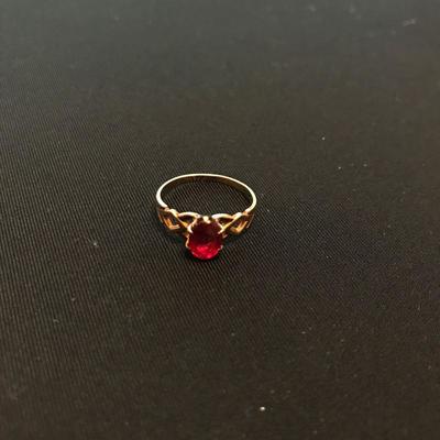 Lot 99 - Red Stone and Gold Ring