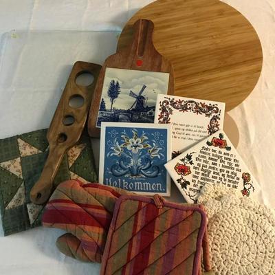 Lot 15 - Cutting Boards, Trivets, Pot Holders and Mat