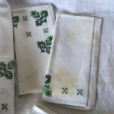 Lot 121 - Table Linens