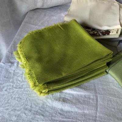 Lot 121 - Table Linens