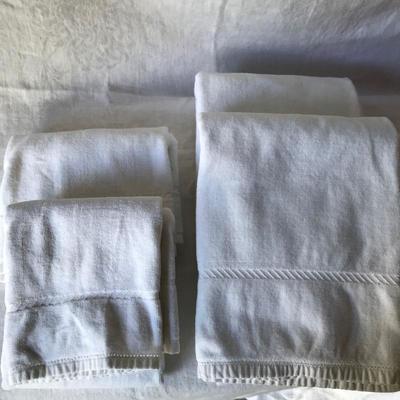 Lot 119 - Curtains, Towels, Sheets and Hardware