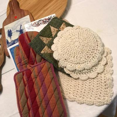 Lot 15 - Cutting Boards, Trivets, Pot Holders and Mat