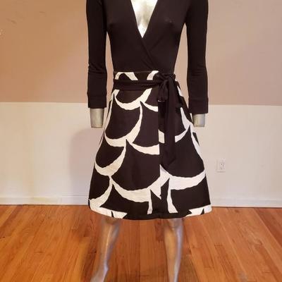 DIANE von FURSTENBERG Amelia wrap dress printed skirt signed Retail $598