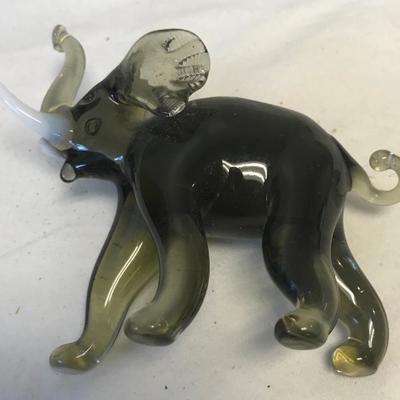 Elephant glass figure 3.5 x 4.