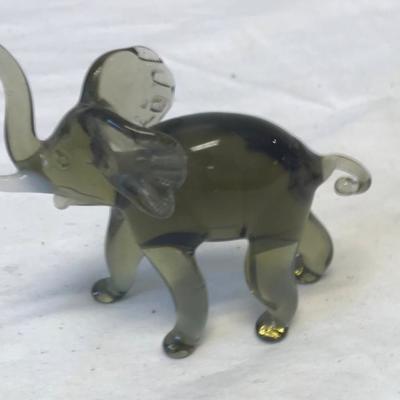 Elephant glass figure 3.5 x 4.
