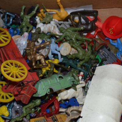 BOX OF OLD TOY CARS COWBOYS ETC