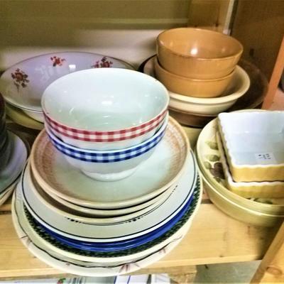 Lot 23: Misc. Kitchen Bowls, Dishes, Trays, Etc.