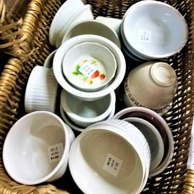 Lot 32: Small Misc. Kitchen Dishes