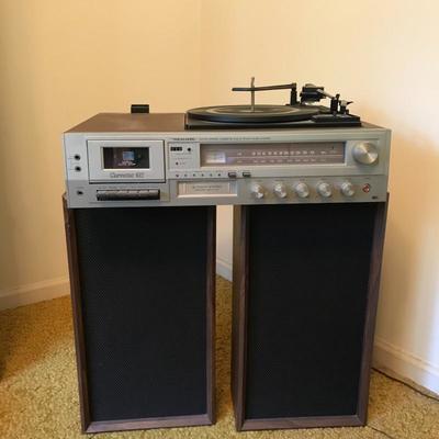 Lot 24 - Realistic Stereo and Speakers