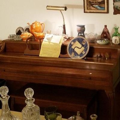 Kohler & Campbell Upgright/Spinet Piano and Bench.