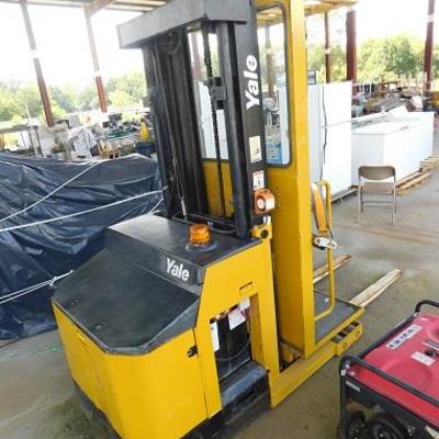 Yale Industrial Warehouse High Lift with Charger