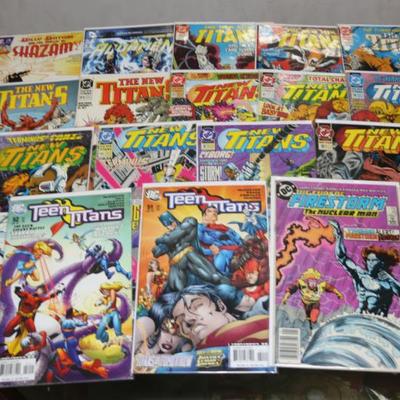 300 Comic Books Lot - Marvel 150, DC 150 - 1 Long Box #912-01