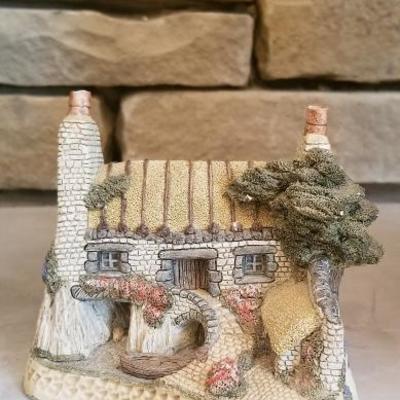 David Winter S Collectible Miniature Cottages Online Auction