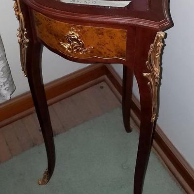 Beautiful 3 Leg Table