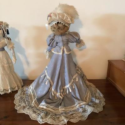 Lot 26 - Collectable Dolls