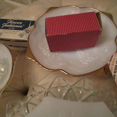Milk Glass DÃ©cor