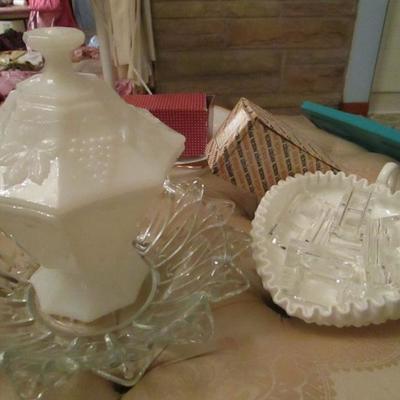 Milk Glass DÃ©cor