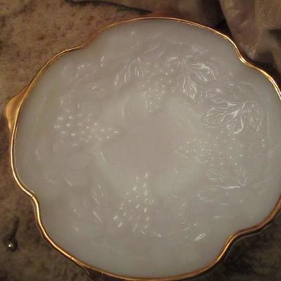 Milk Glass DÃ©cor