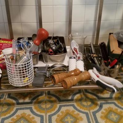 Large Lot of Kitchen Items
