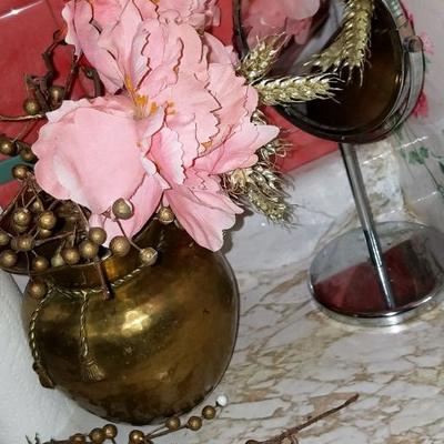 Shelf and Bathroom DÃ©cor