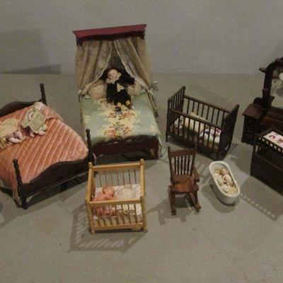 # 310 - Doll House Miniature Funiture & Dolls