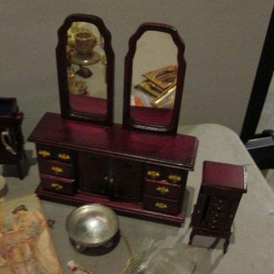 # 323 - Doll House Accessories