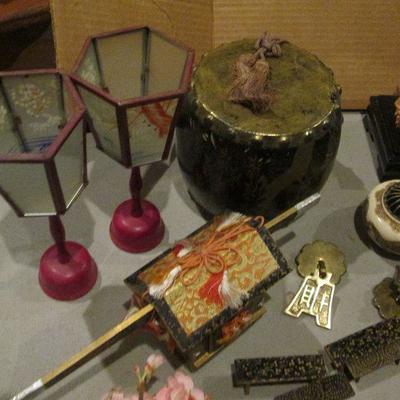 # 339 - Japanese  Decorative Accessories