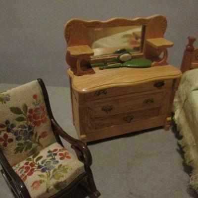 # 324 - Doll House Accessories