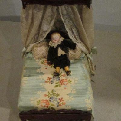 # 310 - Doll House Miniature Funiture & Dolls