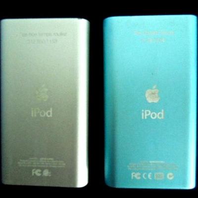 Lot 27: Two IPods 2nd Generation, Case and Charger 