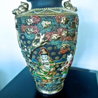 Lot 32: Japanese Gilded and Handpainted Moriage Urn