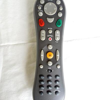 Lot 124: TiVo Series 2 with Remote and Viewer's Guide