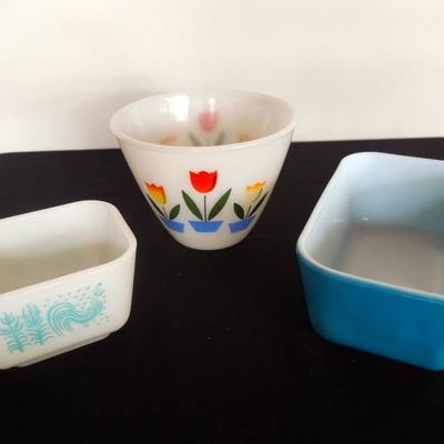 Lot 142: Vintage Pyrex and Fire King Containers