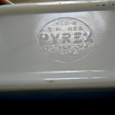 Lot 142: Vintage Pyrex and Fire King Containers