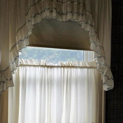 CafÃ© Curtains Two Pairs - Lot # 226 