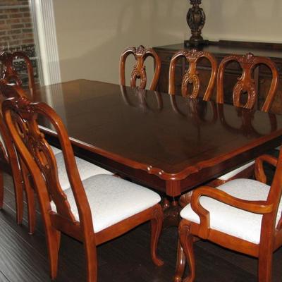 Beautiful Table and 8 chairs
