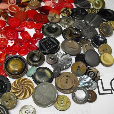 LOT 21  Antique and Vintage Buttons