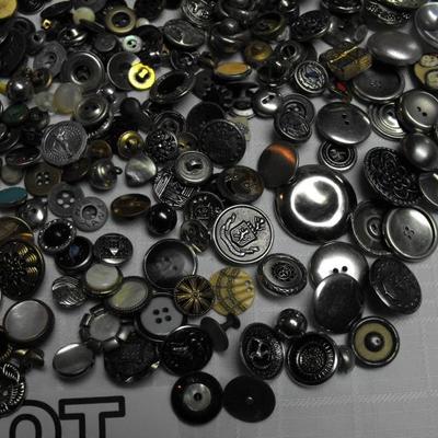 LOT 18  Antique and Vintage Metal Buttons