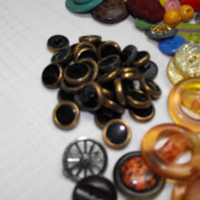 LOT 17  Antique and Vintage Buttons