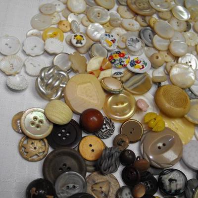 LOT 20  Antique and Vintage Buttons
