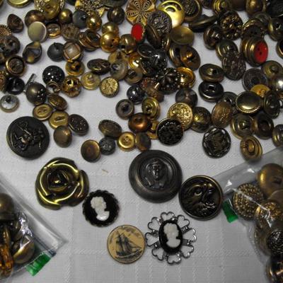 LOT 38  Antique and Vintage Buttons
